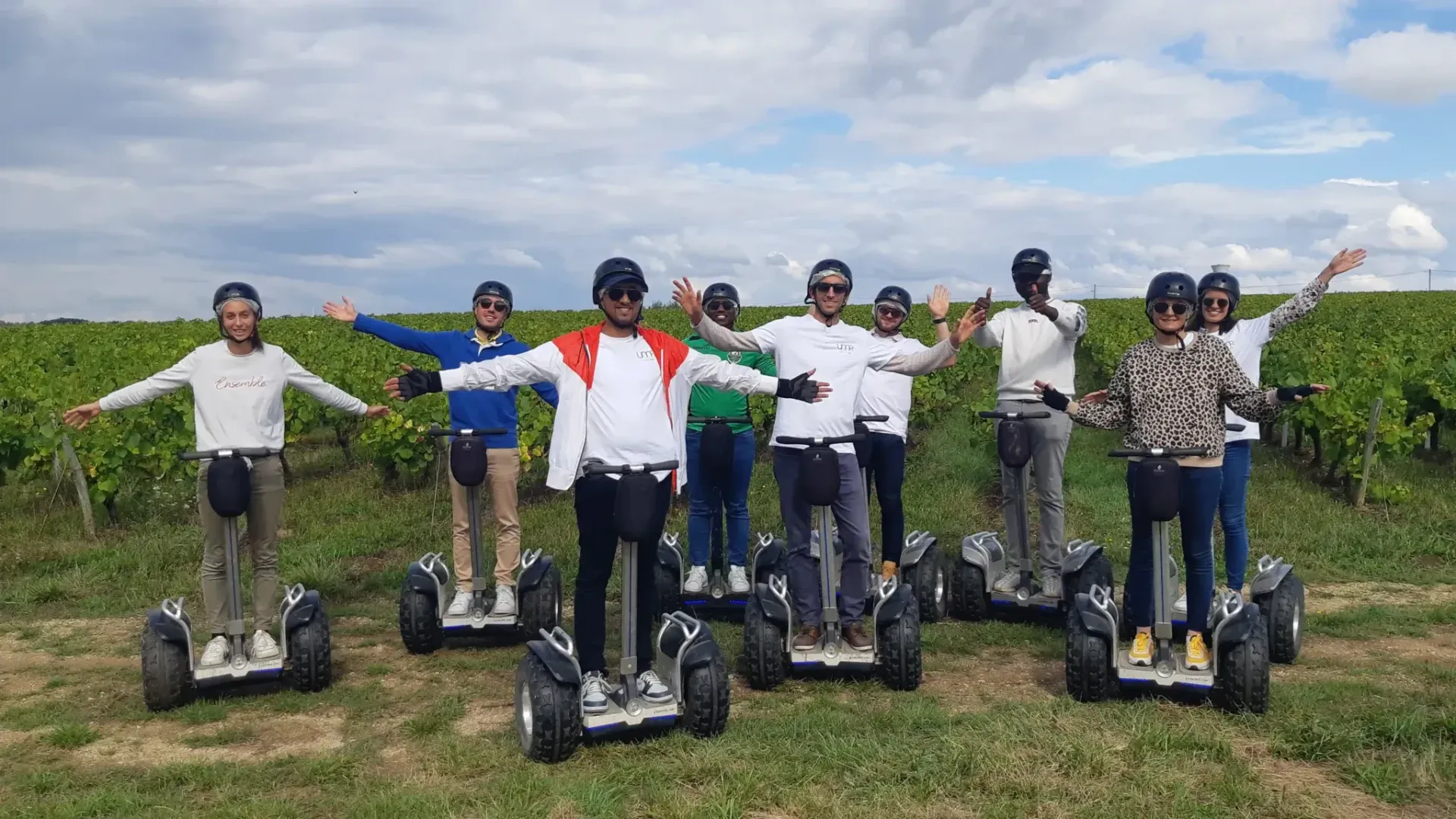 Des personnes en gyropodes.