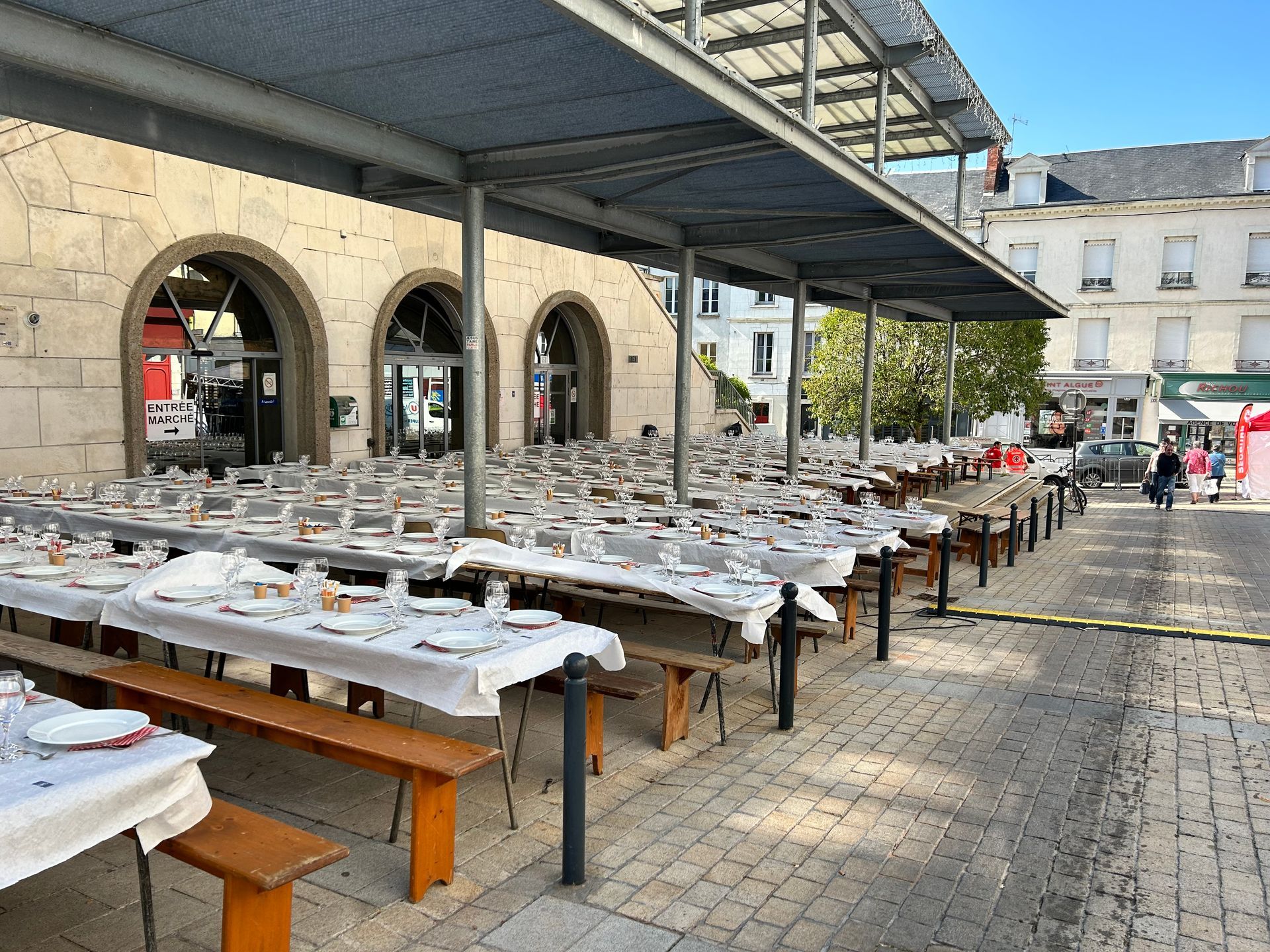 Des tables pour un repas : association ou collectivité