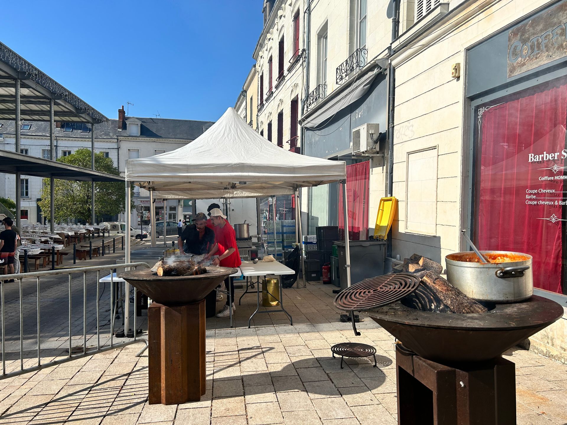 Un chapiteau dressé pour fêter une occasion associative