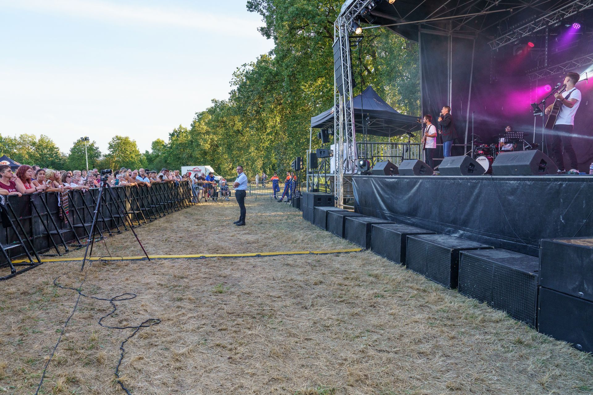 Une scène sur un terrain.