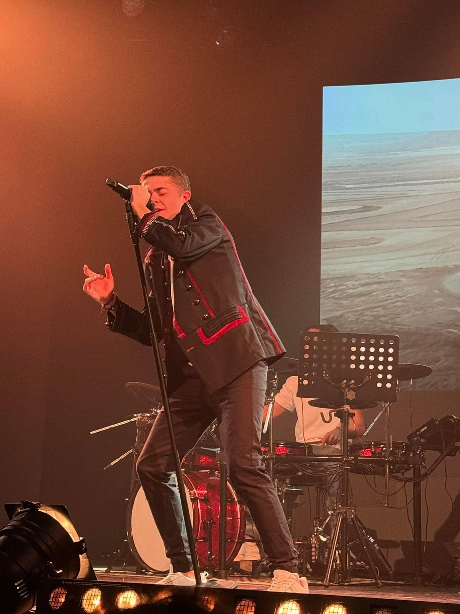 Une personne qui chante avec un micro.