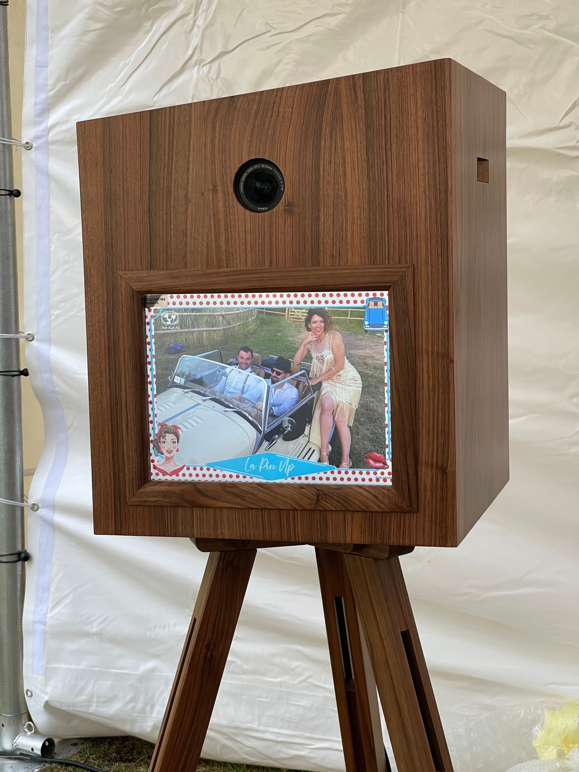 Un appareil pour faire des photos en bois.