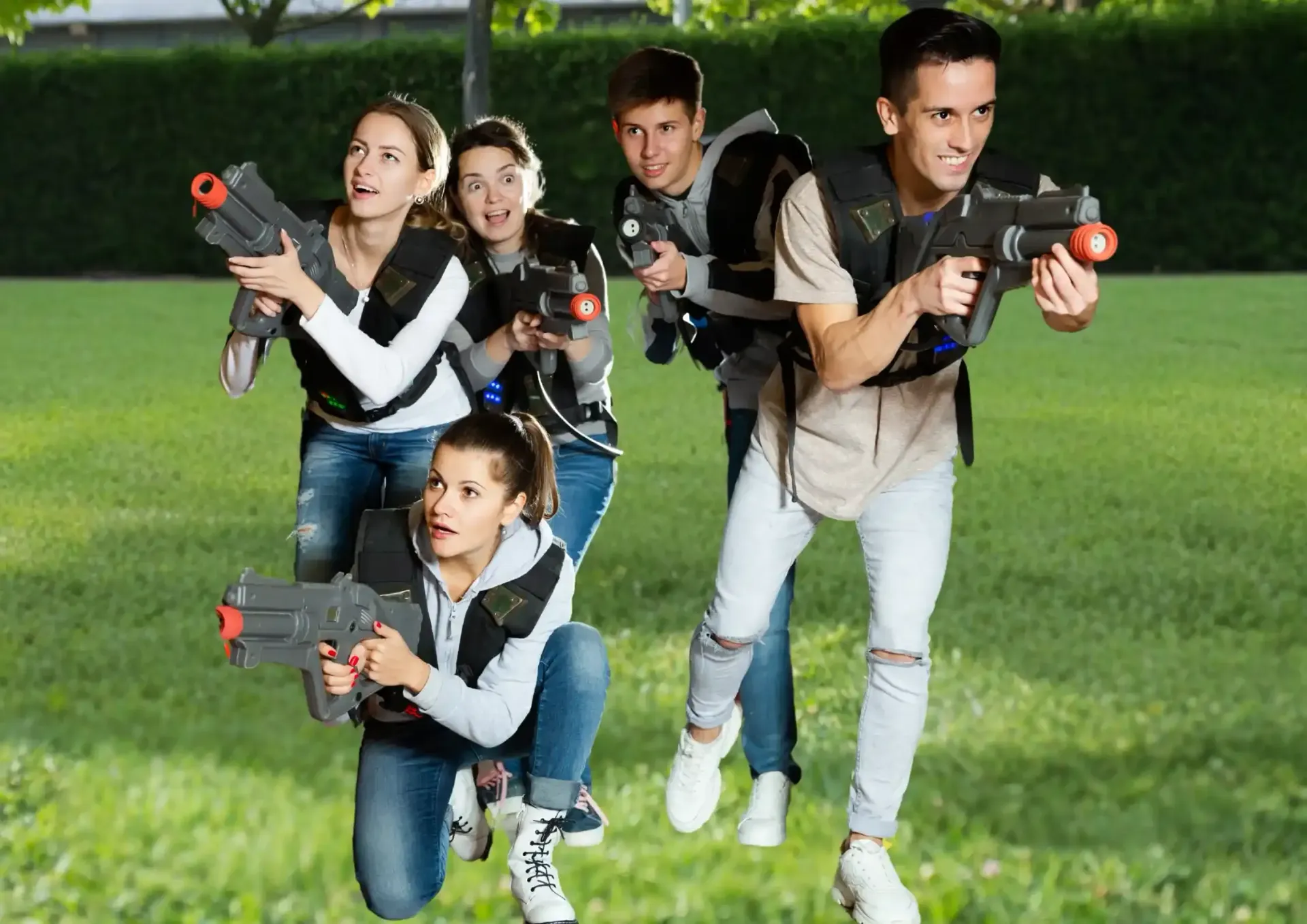 Des personnes avec des pistolets en palstique.