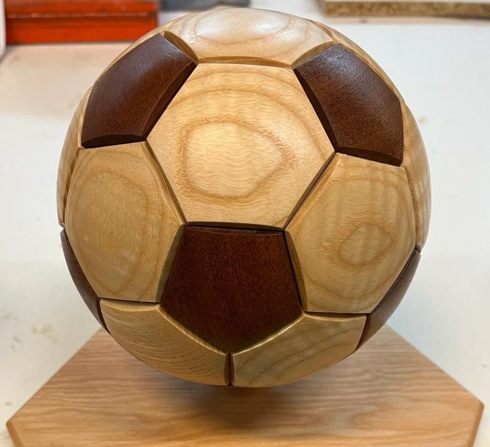 Un ballon sur un support en guise de trophée