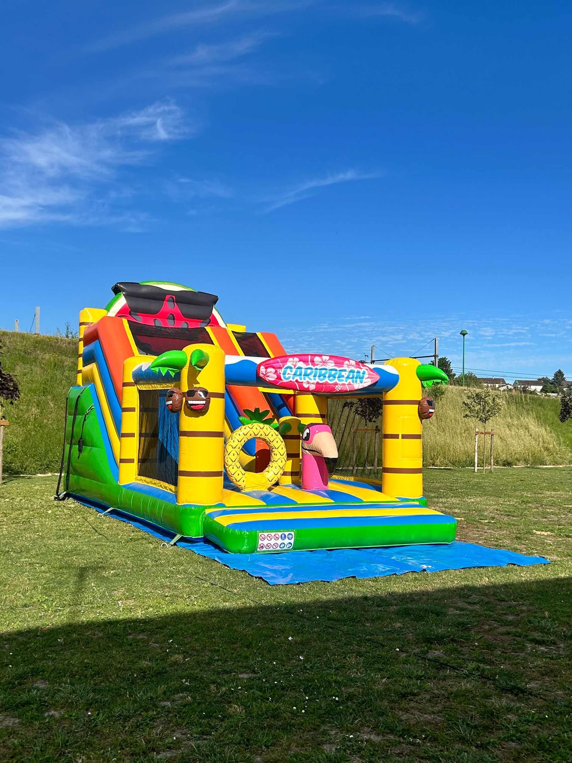 Un château gonflable.