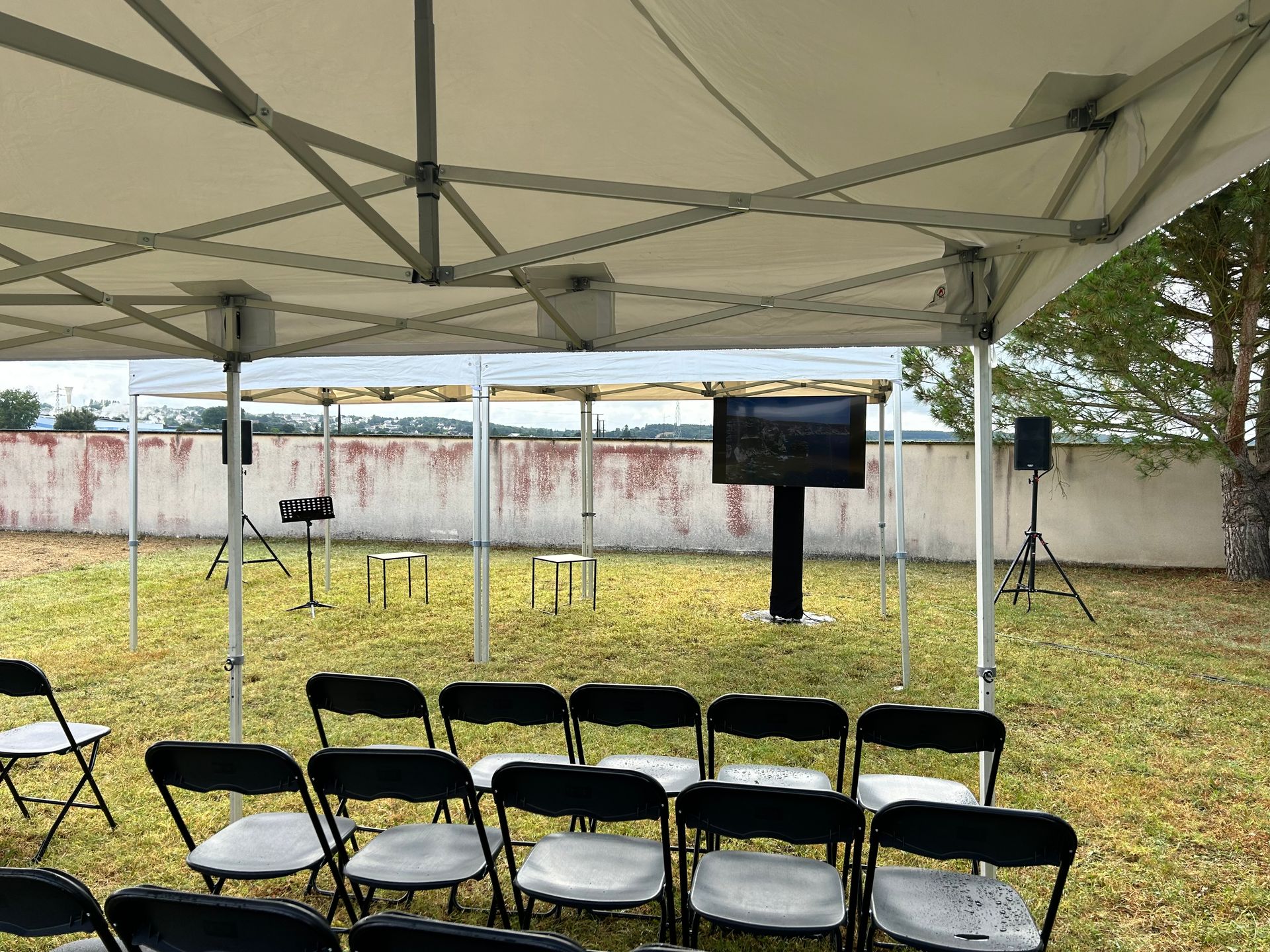 Des chaises installées.