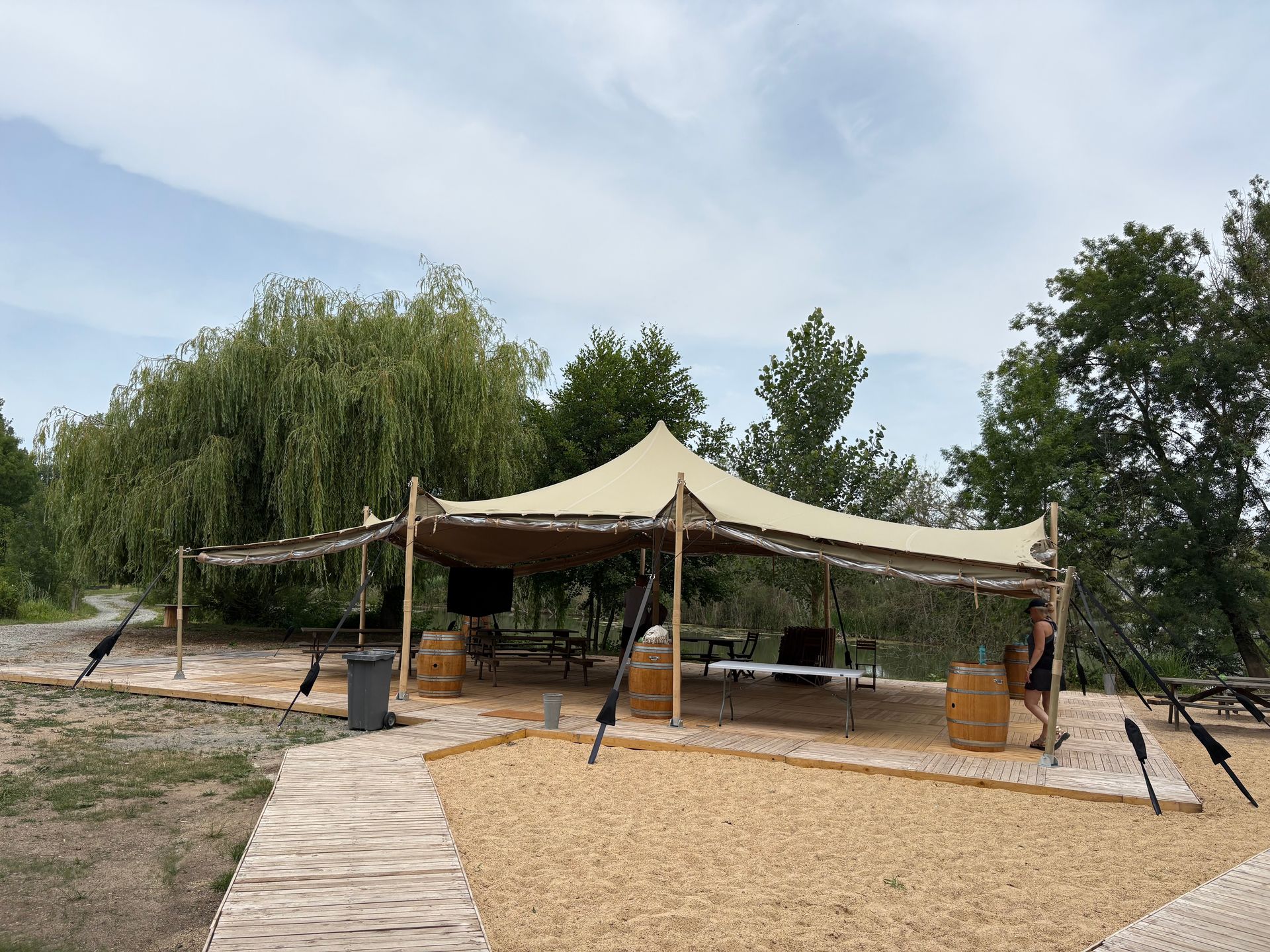 Une tente à l'extérieur.