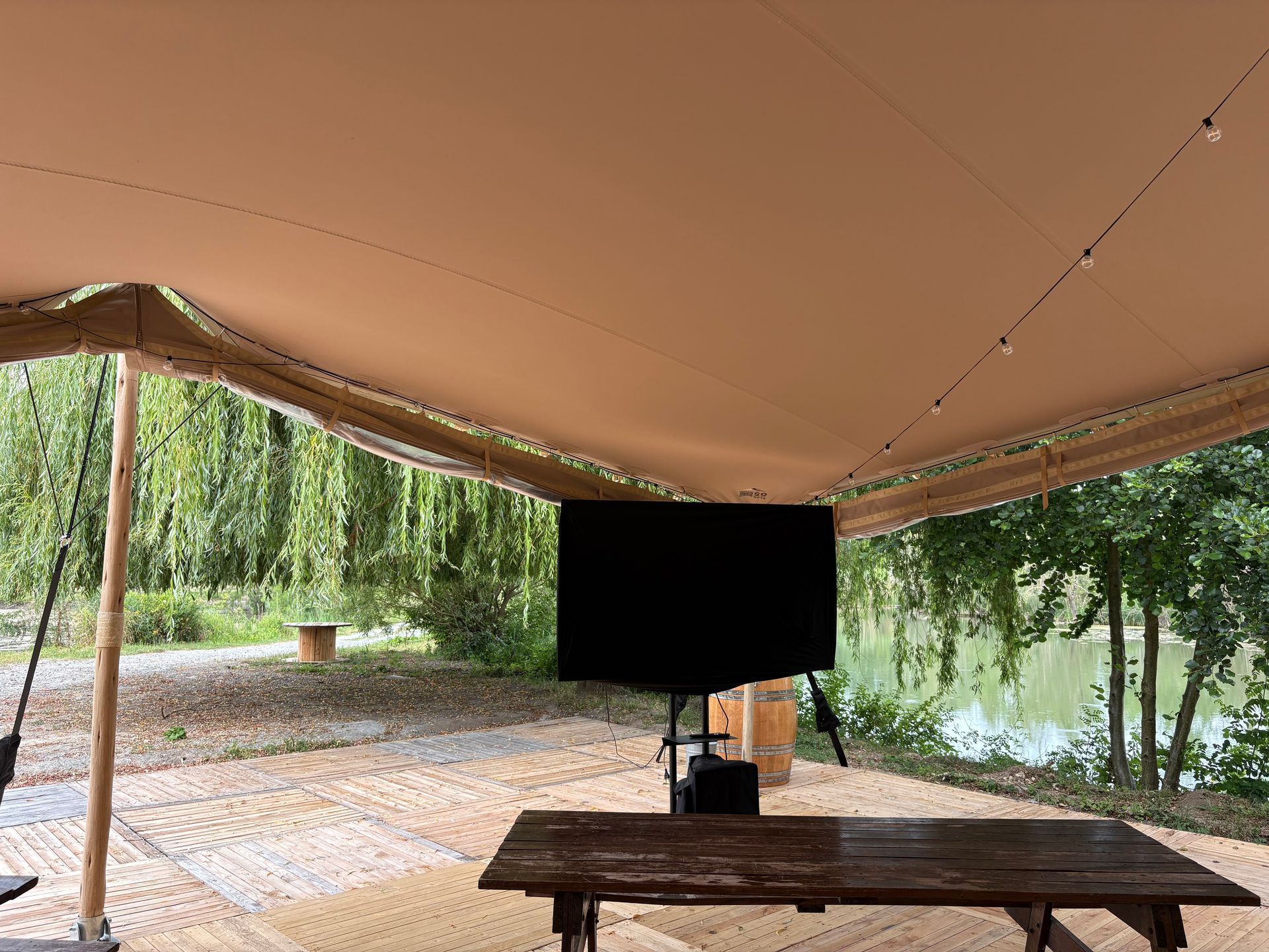 Une tente et des tapis.