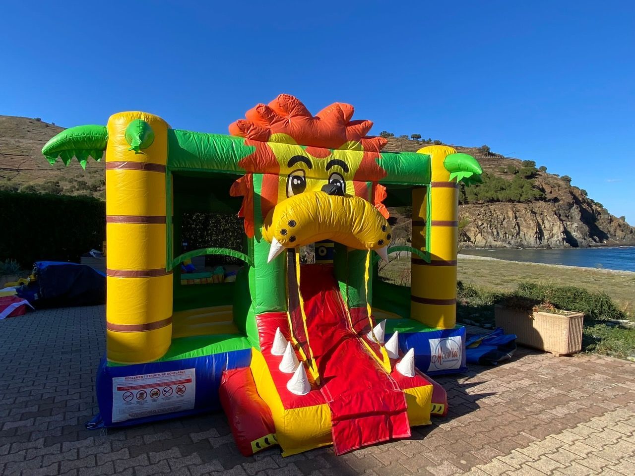 Un château gonflable rouge et jaune.