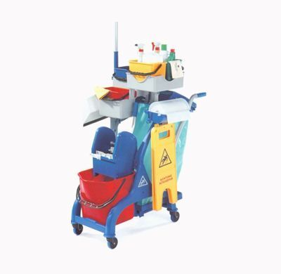 Un carrito de limpieza con una señal de precaución amarilla.