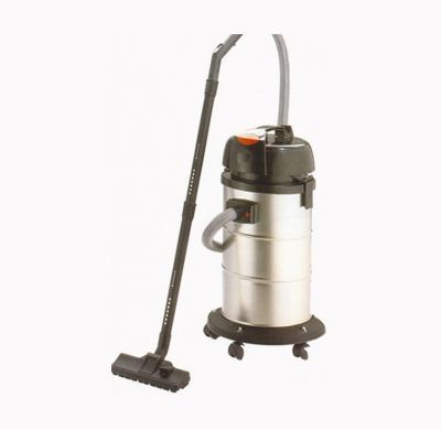 Una aspiradora de acero inoxidable con ruedas y mango sobre un fondo blanco.