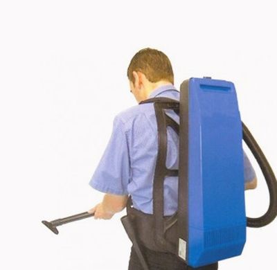 Un hombre que lleva una aspiradora de mochila azul