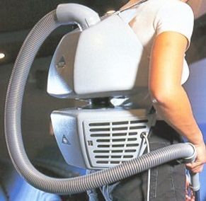 Una persona lleva una aspiradora en la espalda.