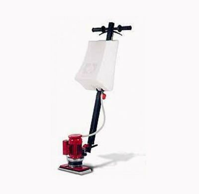 Una máquina roja y negra con una bolsa blanca adherida a ella sobre un fondo blanco.