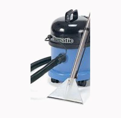 Una aspiradora azul y negra está colocada sobre una superficie blanca.