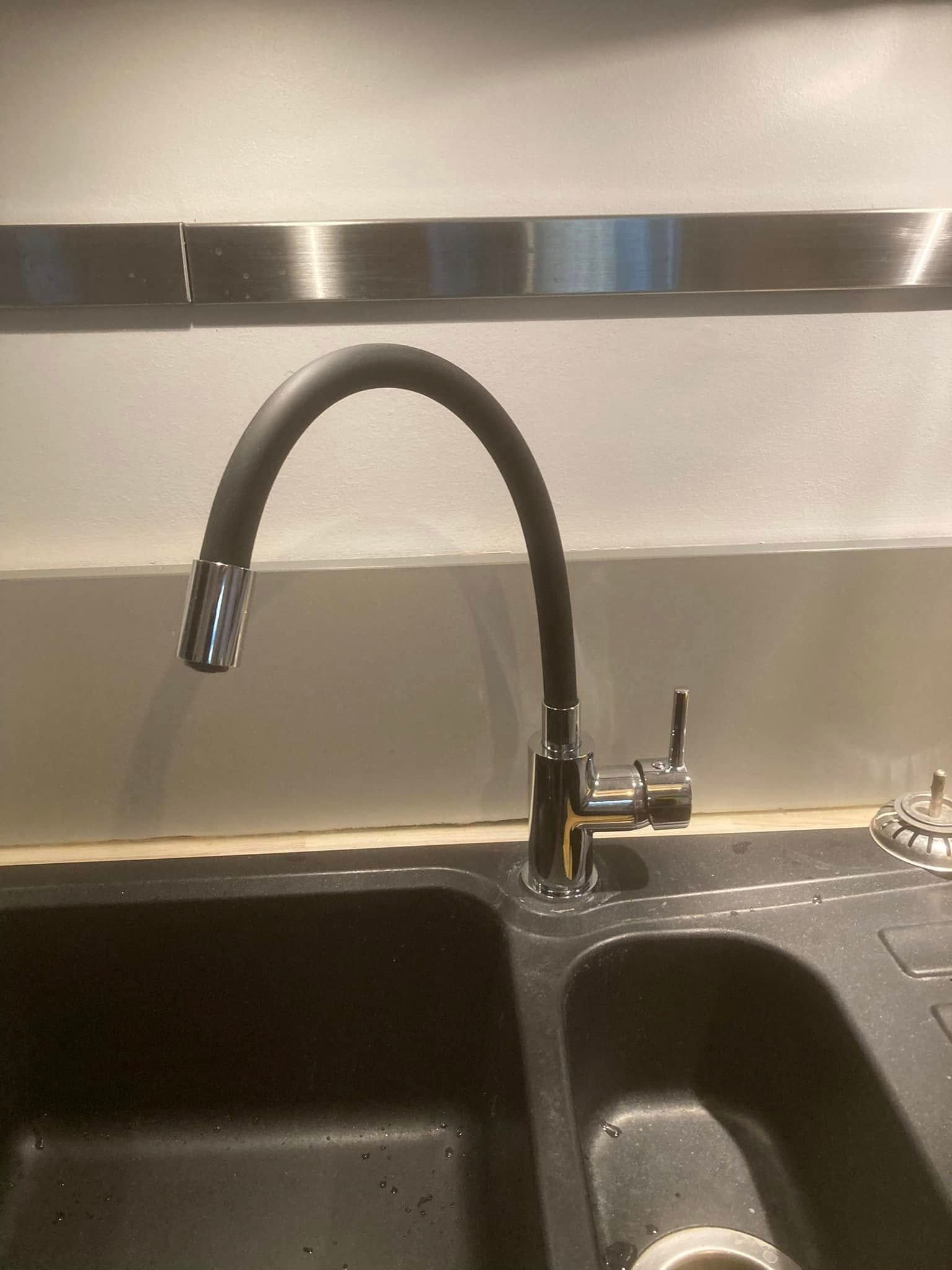 Fuite d'eau sous un lavabo