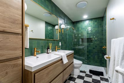 Meuble de salle de bains moderne avec une double vasque, un grand miroir et une applique murale