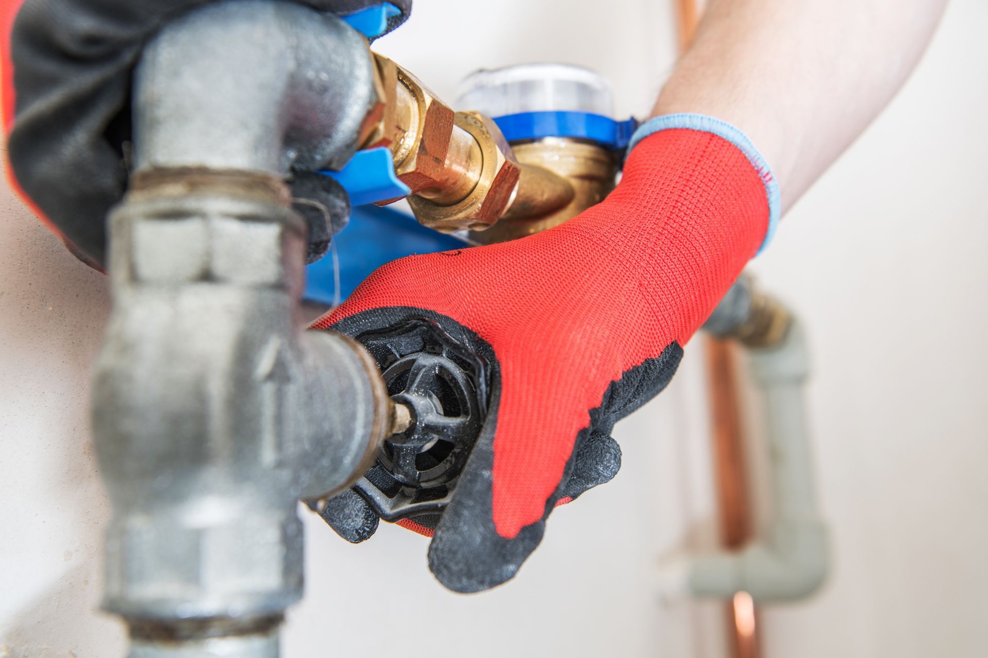 Plombier travaillant sur des canalisations