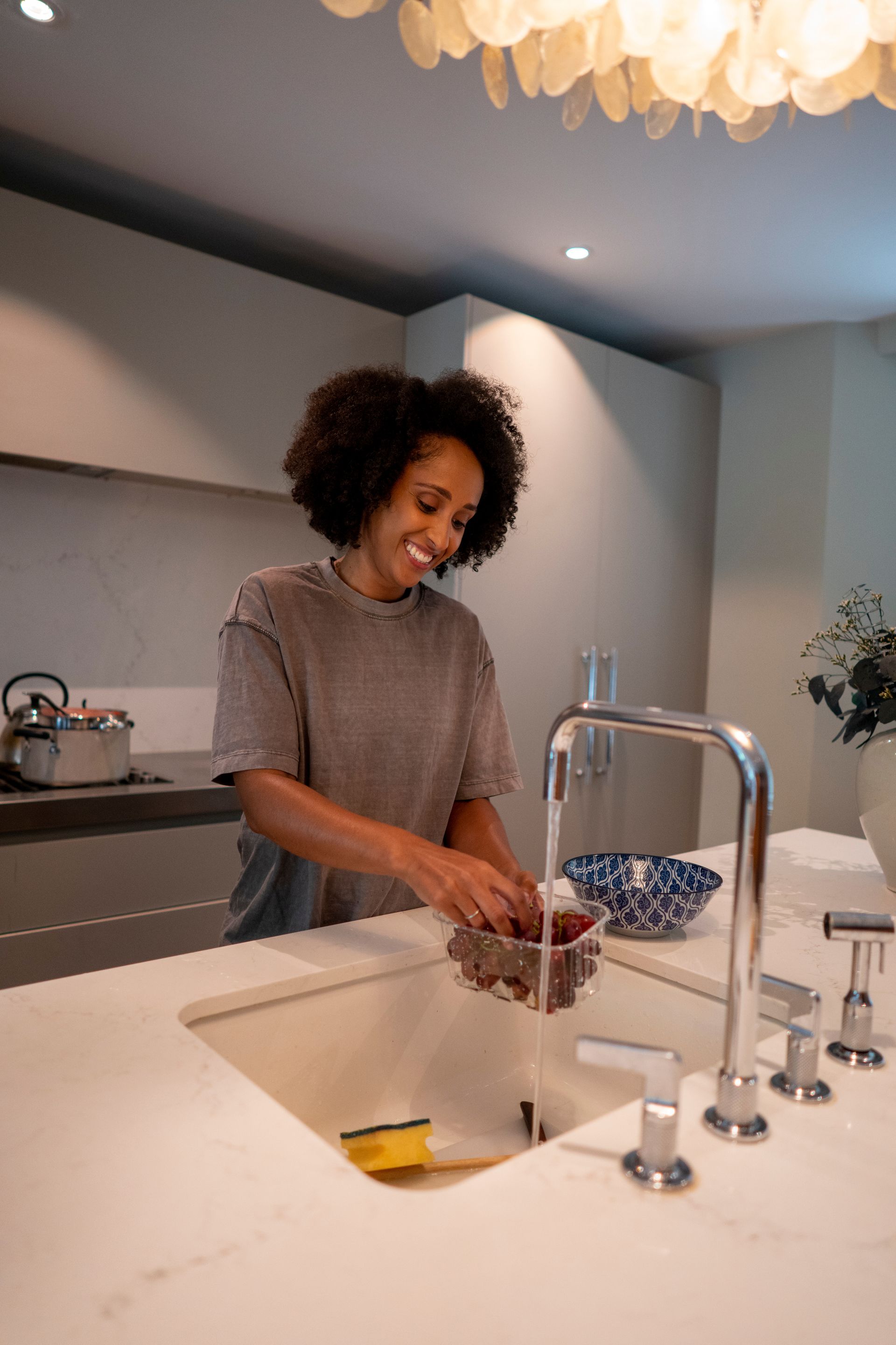 Eau d'un robinet de cuisine qui remplit un verre d'eau