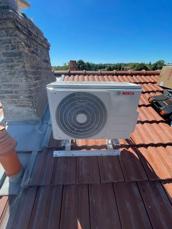 Bloc extérieur de climatisation, installée sur un toit en tuiles