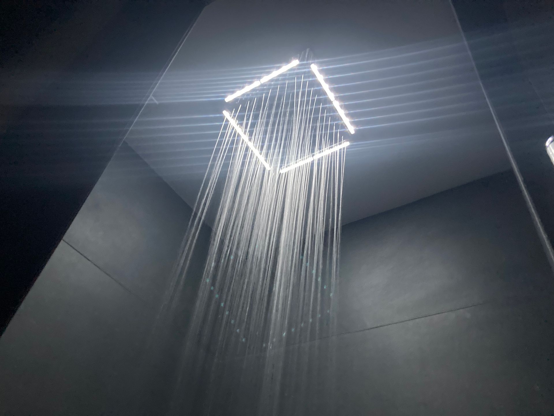 Douche avec un ciel de pluie