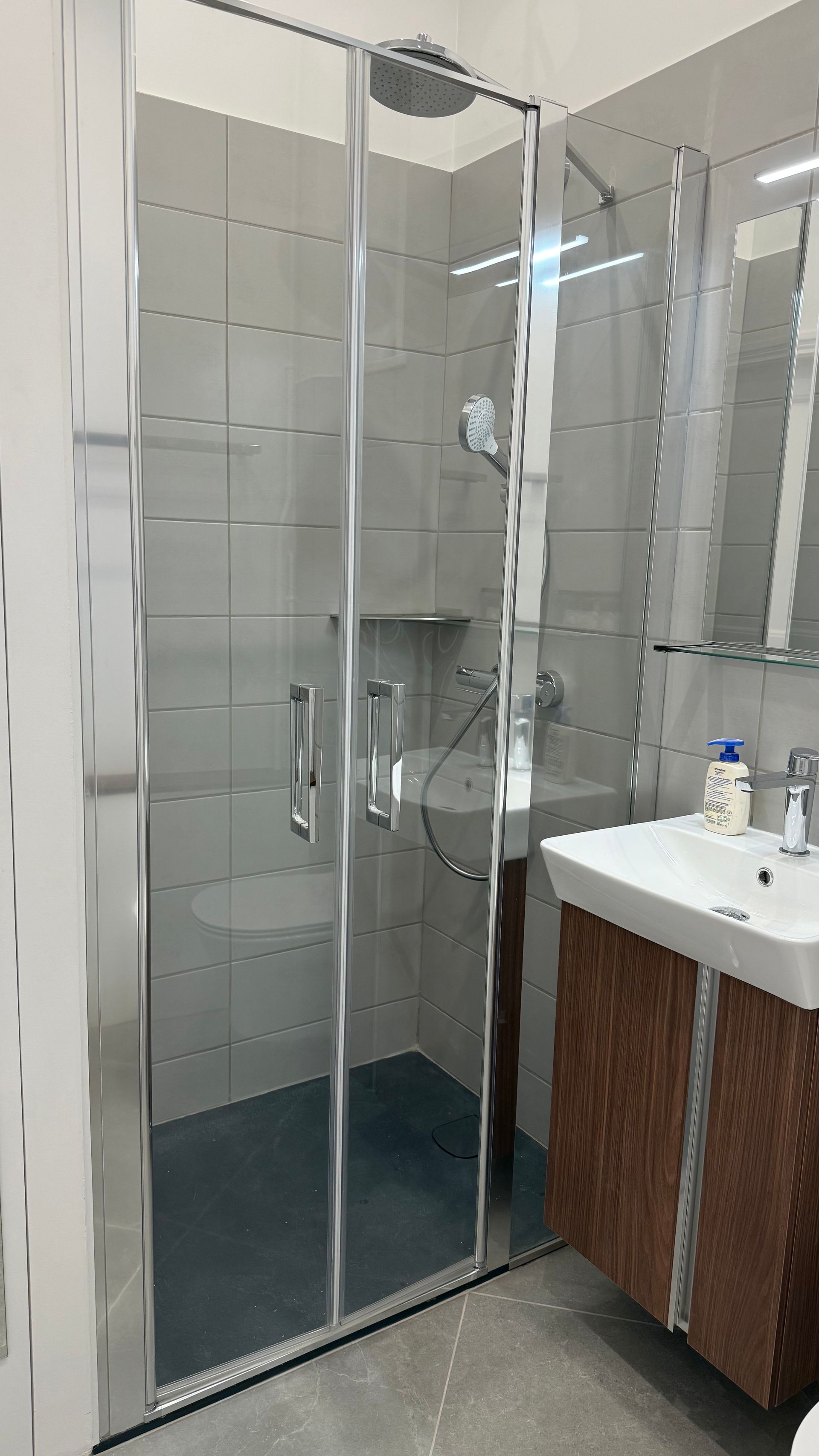 Douche à l'italienne et meuble avec une vasque