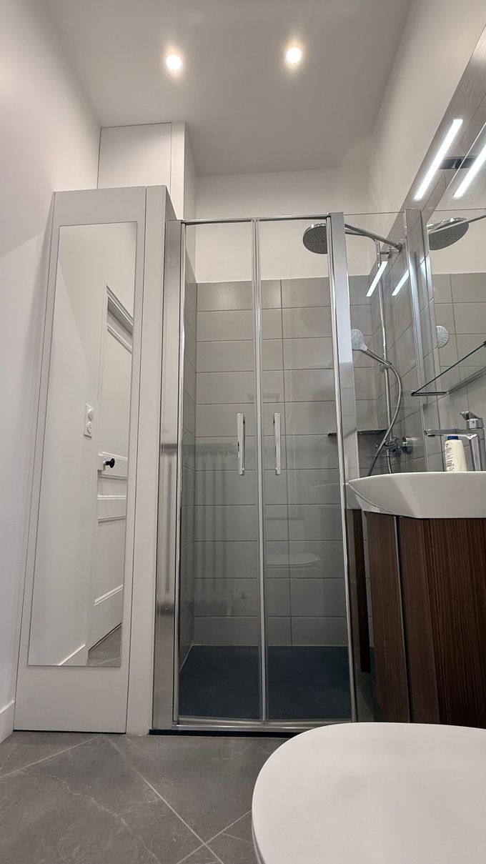 Salle de bains moderne avec des miroirs et un meuble vasque