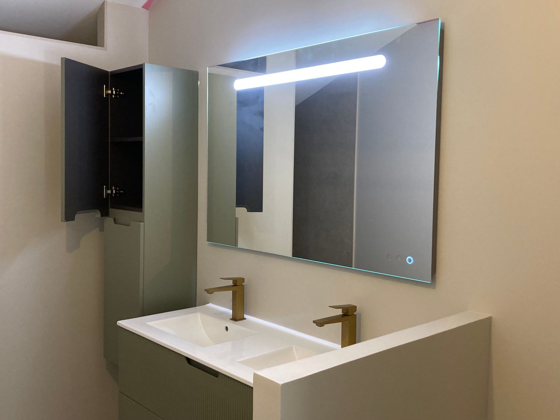 Salle de bains rénovée avec miroir tactile