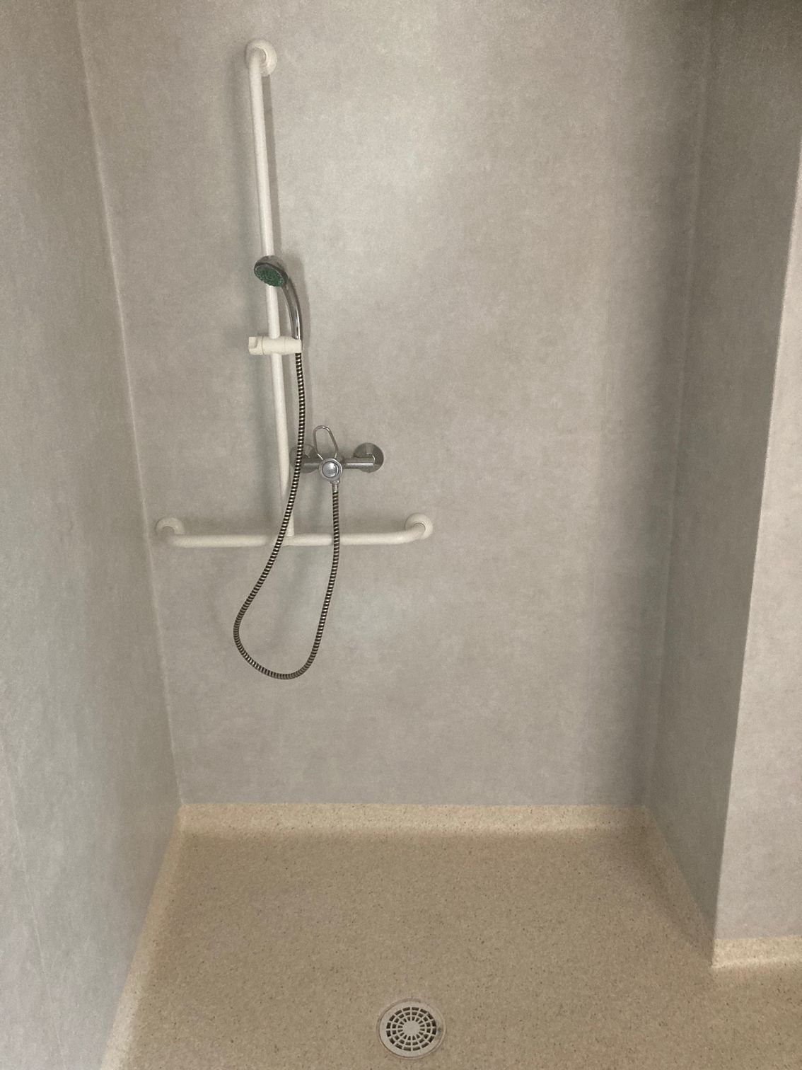 Douche d'une salle de bains pour PMR