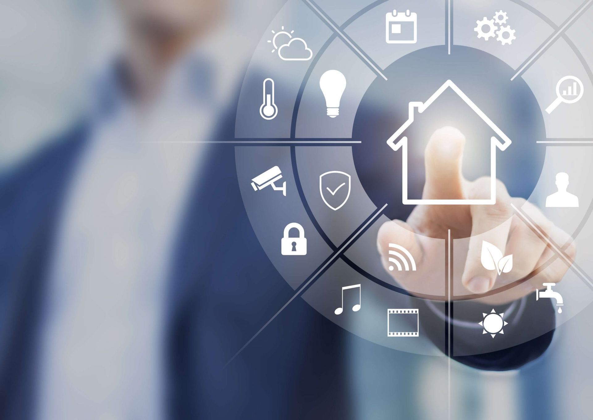 Main touchant une icône de maison connectée lumineuse avec des symboles d'automatisation et un arrière-plan de ville flou