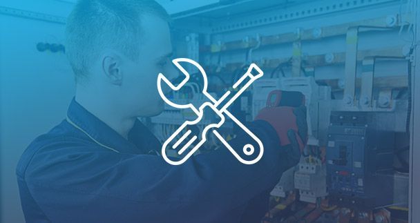 Technicien inspectant des machines dans une usine, avec une icône blanche de clé et de tournevis en surimpression.