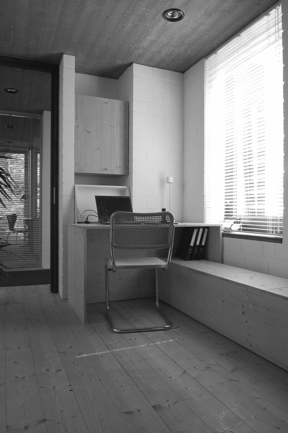 Schwarz-Weiß-Aufnahme eines minimalistischen Büroraums