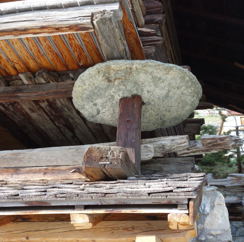 Konstruktion aus Holz und Stein