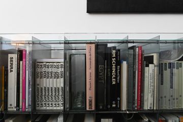 Bücherregal aus Glas mit vielen Büchern