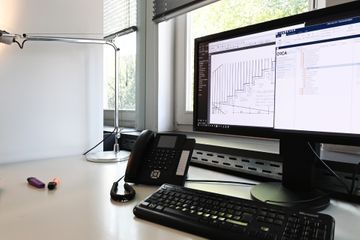 Schreibtisch mit Telefon und Computer