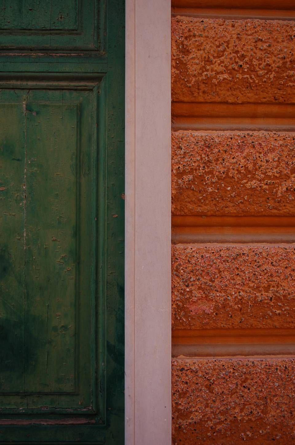 Haus aus roten Ziegeln mit dunkelgrüner Tür