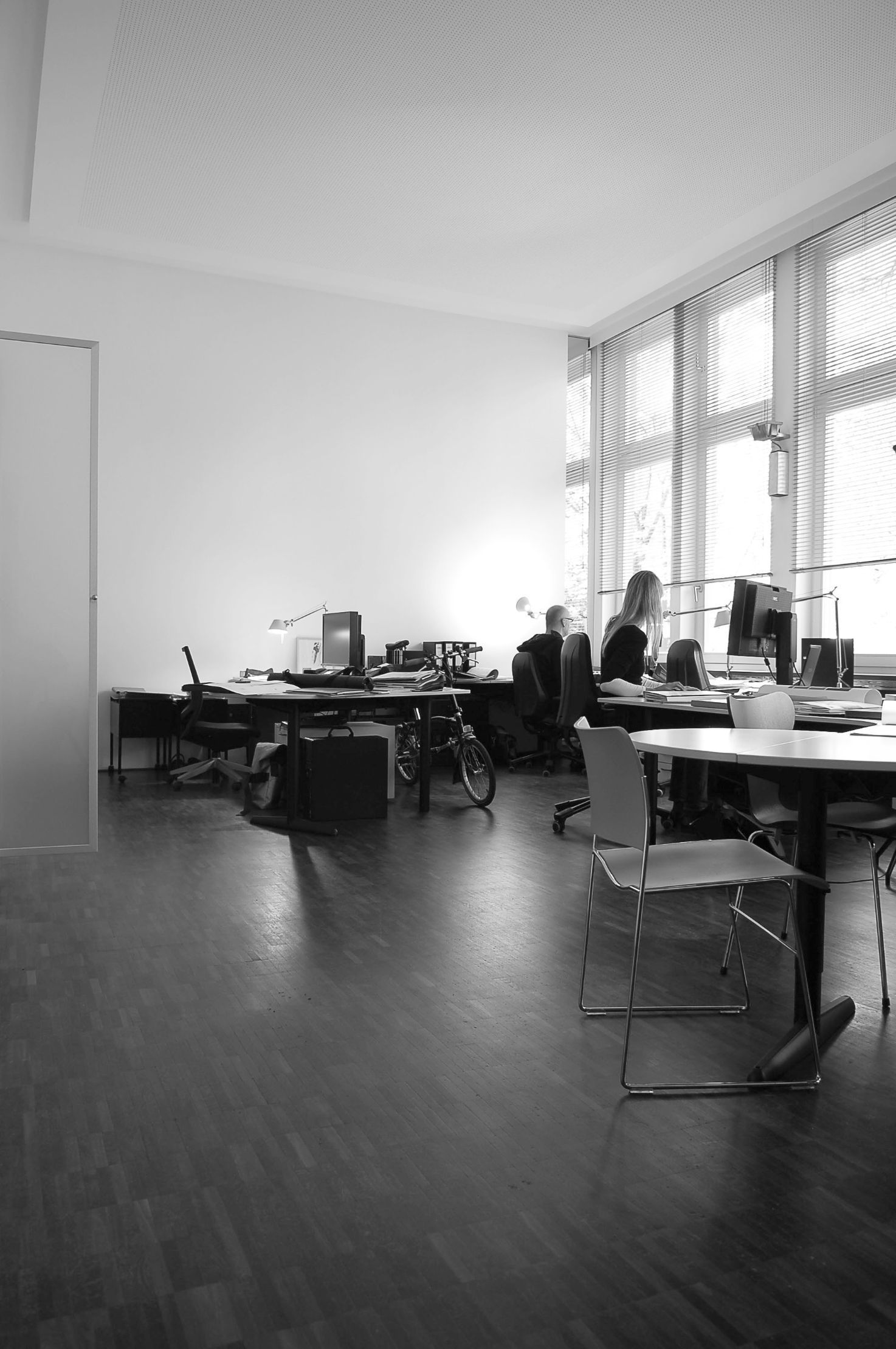 Aufnahme eines Büroraumes in schwarz-weiß