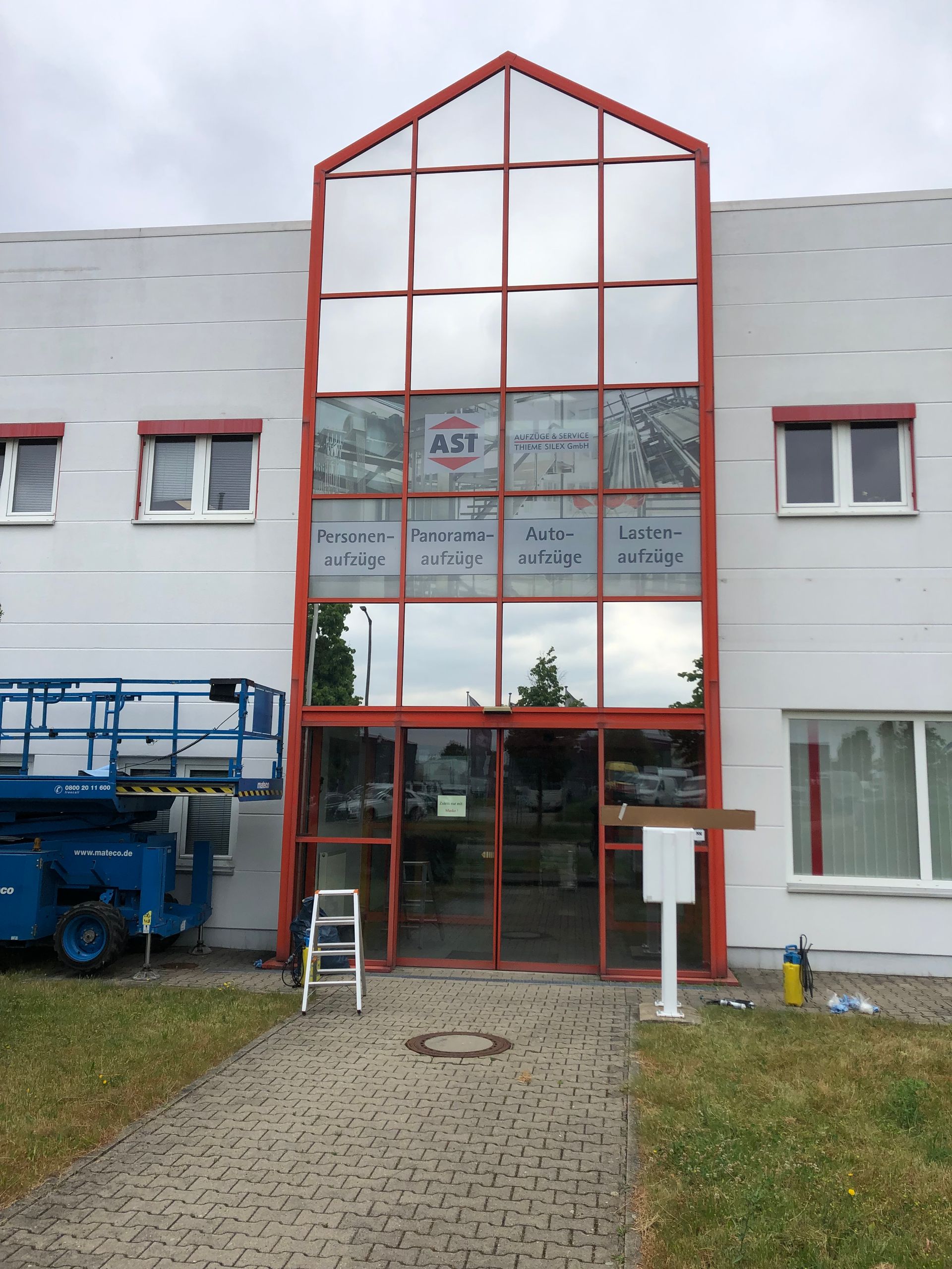 Ein großes Gebäude mit einer Leiter davor