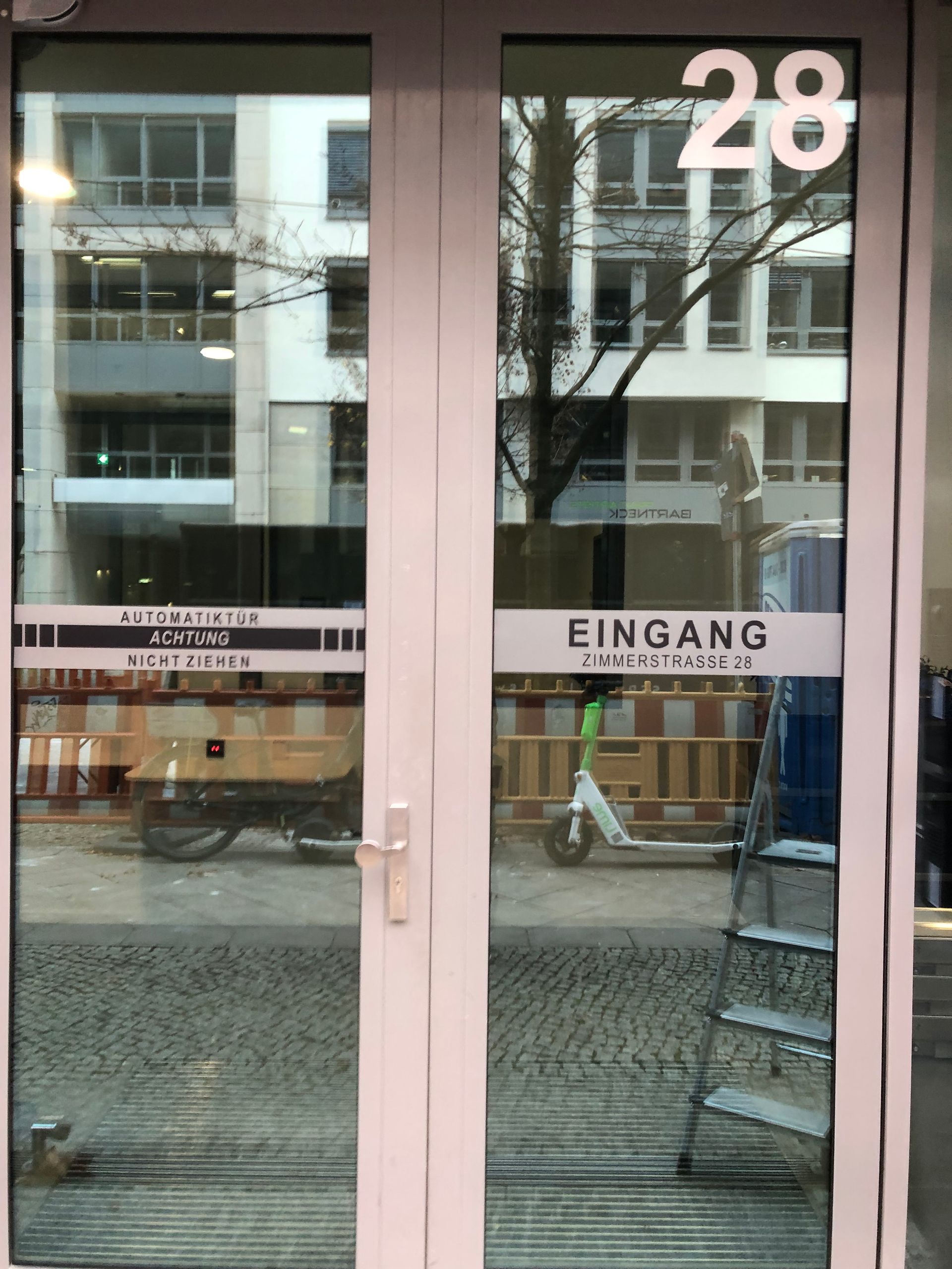 Eine Tür mit der Nummer 28 darauf