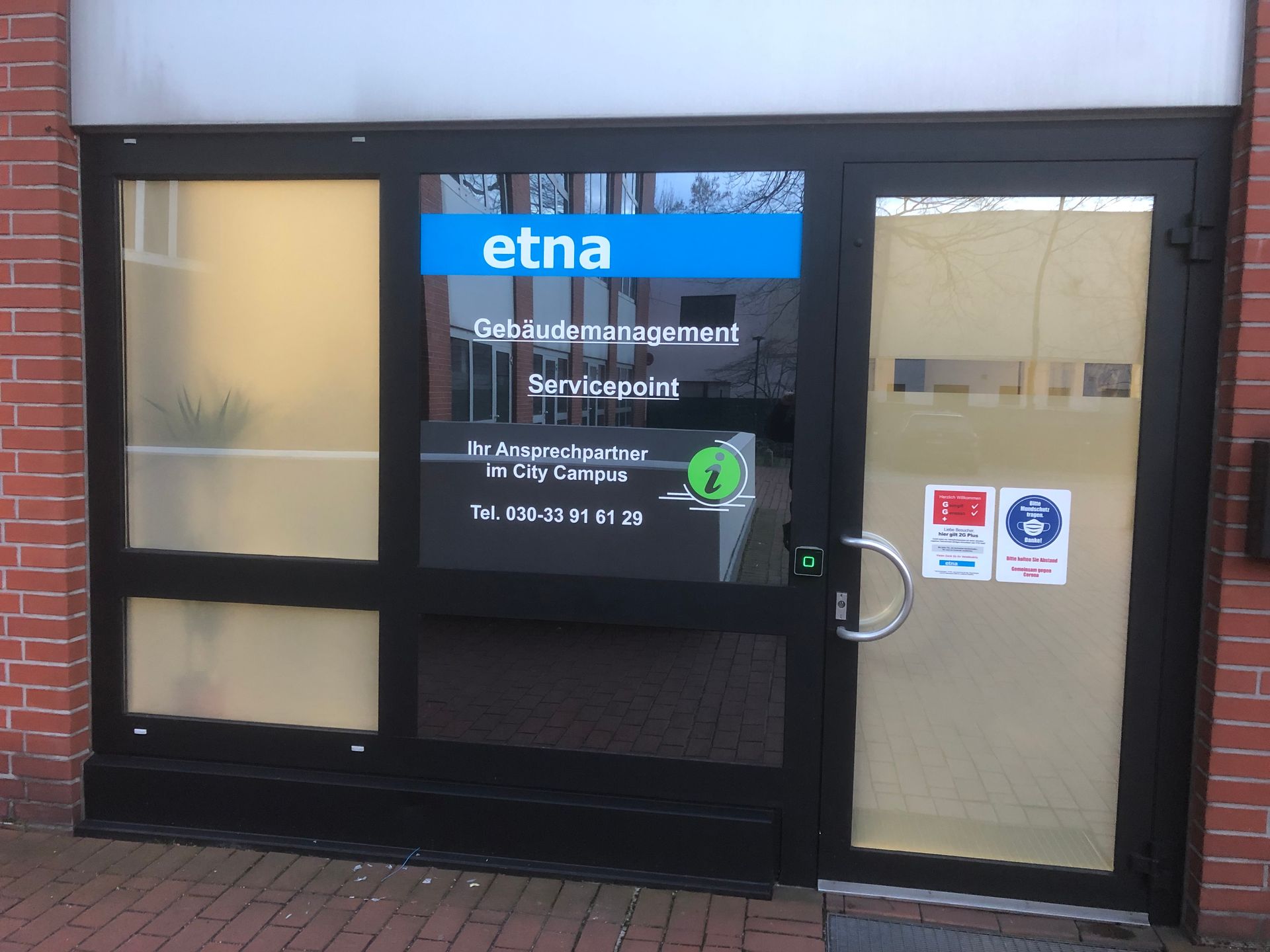 Eine Ladenfront mit einem Schild mit der Aufschrift „Etna“ darauf