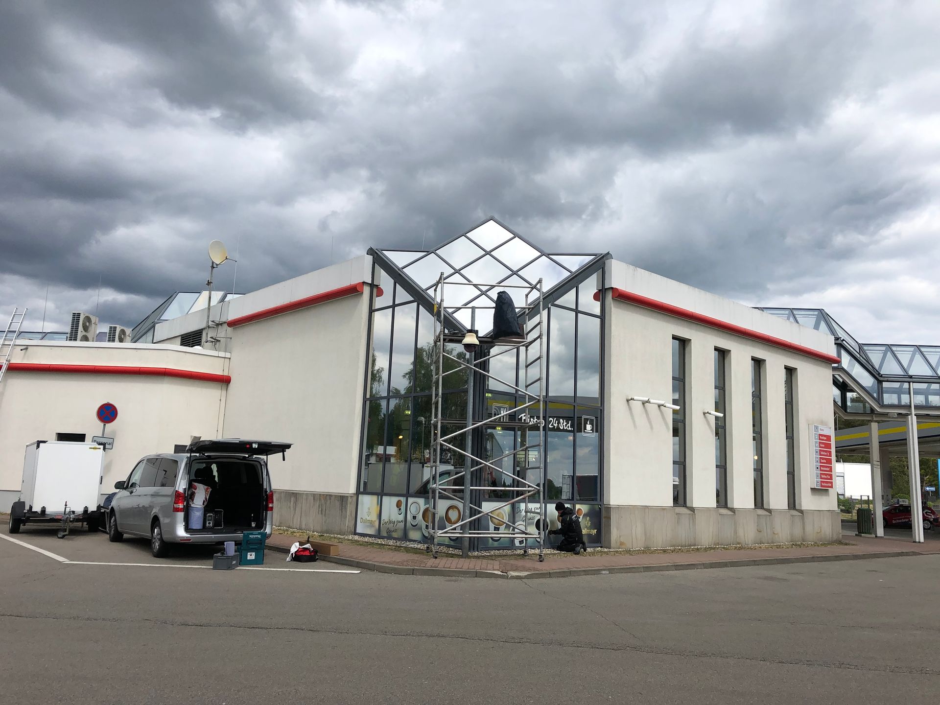 Ein weißes Gebäude mit einem davor geparkten Lieferwagen