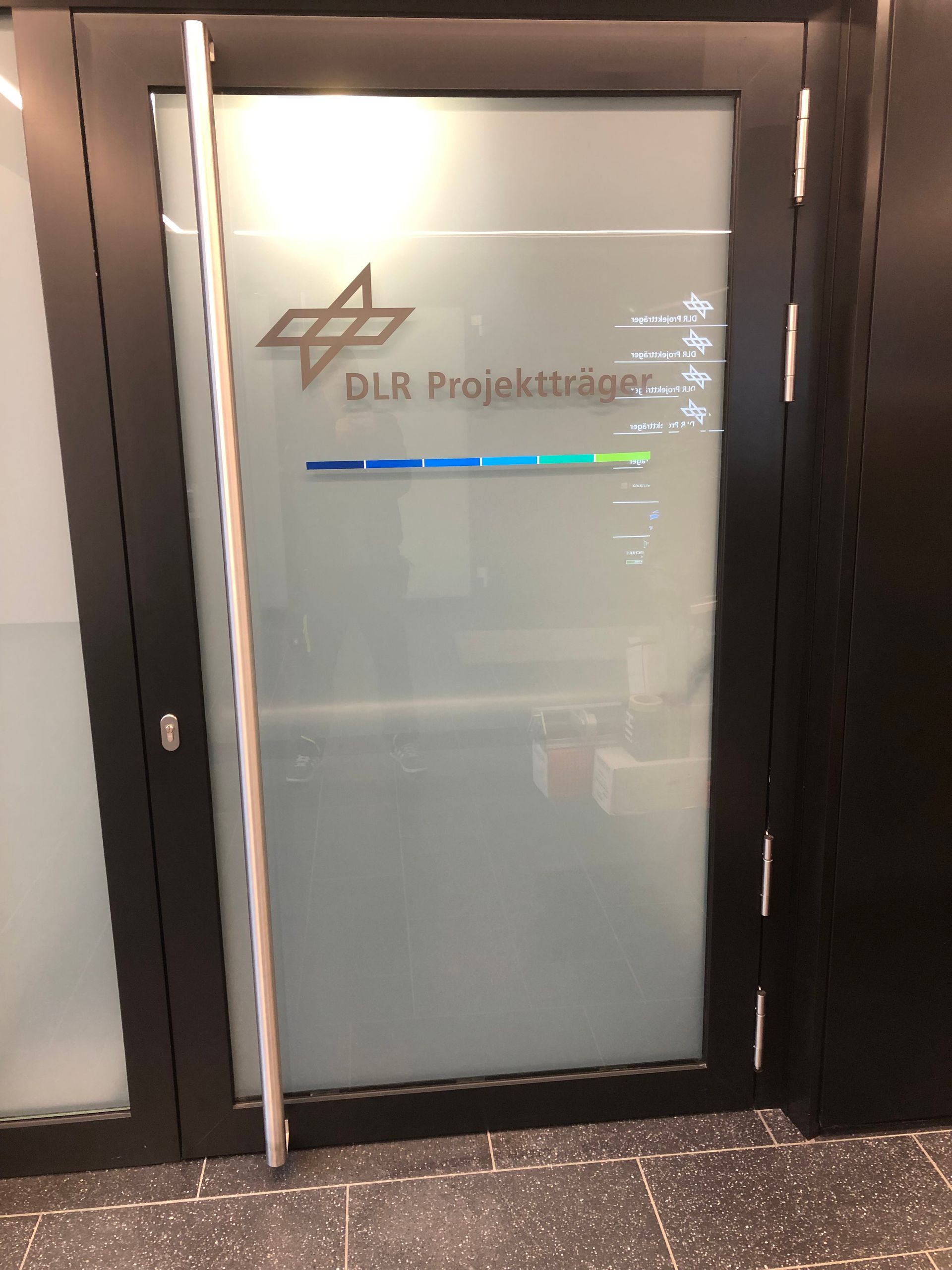 Eine Tür mit der Aufschrift „DLR Projektträger“