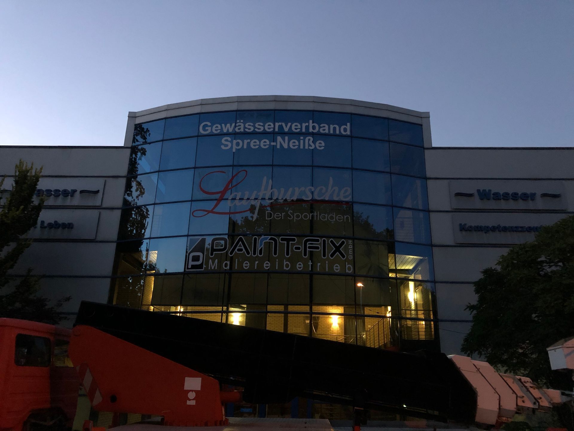 Ein Gebäude mit vielen Fenstern und einem Schild mit der Aufschrift „Wasserverband Spree-Nelle“