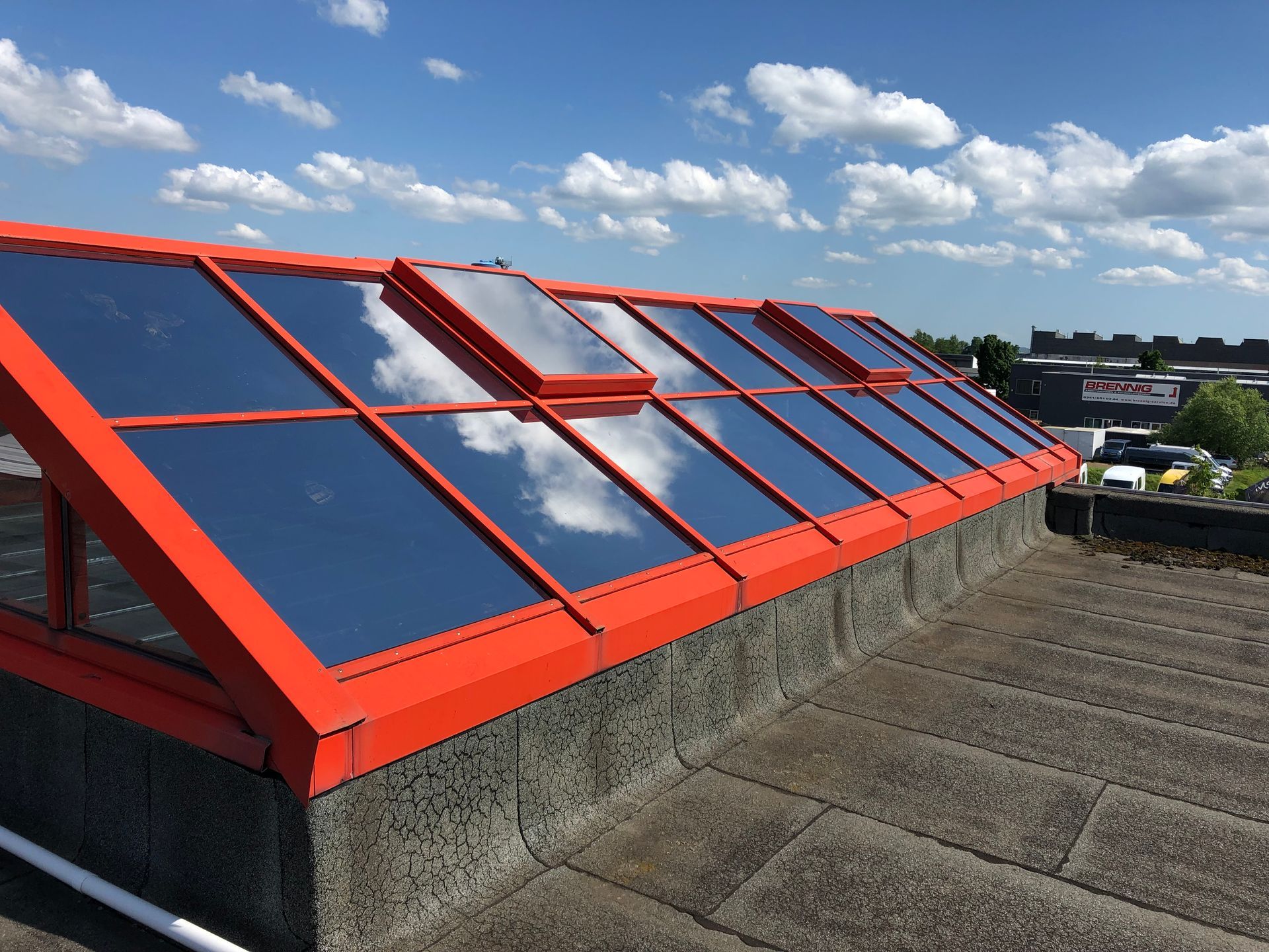 Ein Dach mit vielen Sonnenkollektoren darauf