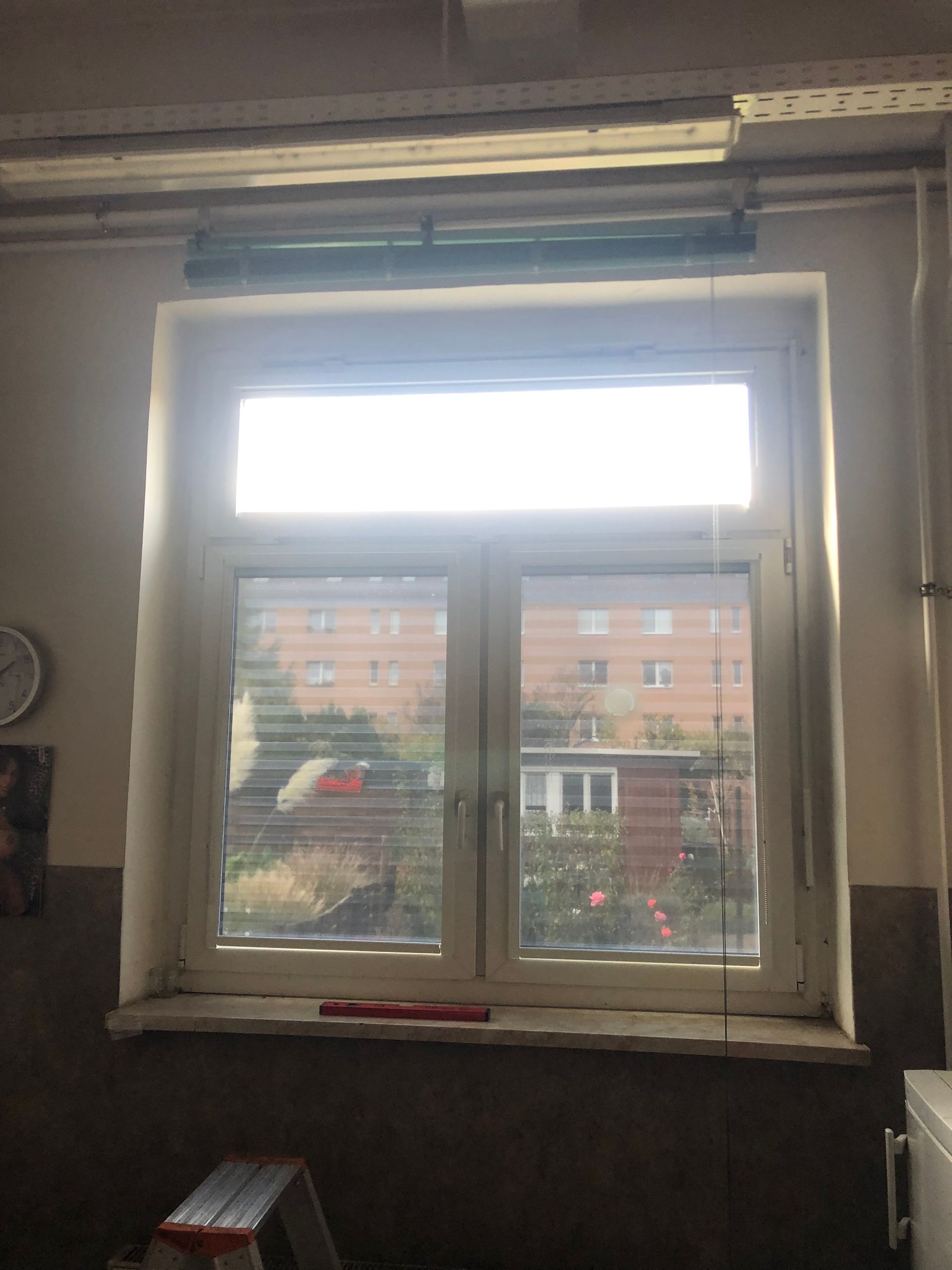 Ein Fenster in einem Raum mit einer Leiter davor