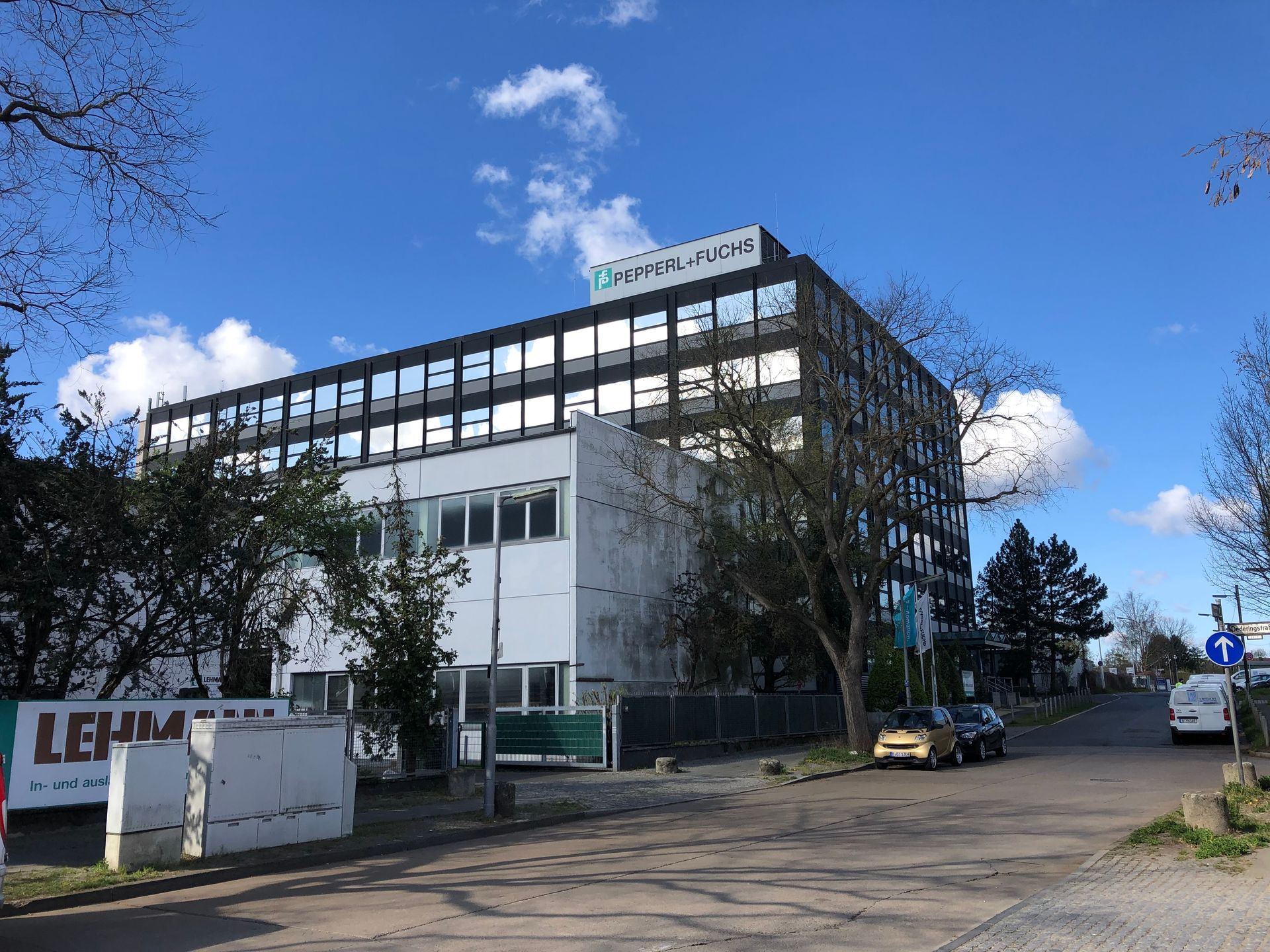 Ein großes Gebäude mit einem Schild oben drauf, auf dem steht: „Stellen Sie Ilos ein“