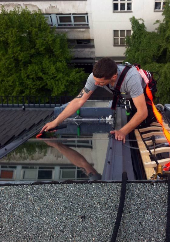 Ein Mann arbeitet auf dem Dach eines Gebäudes