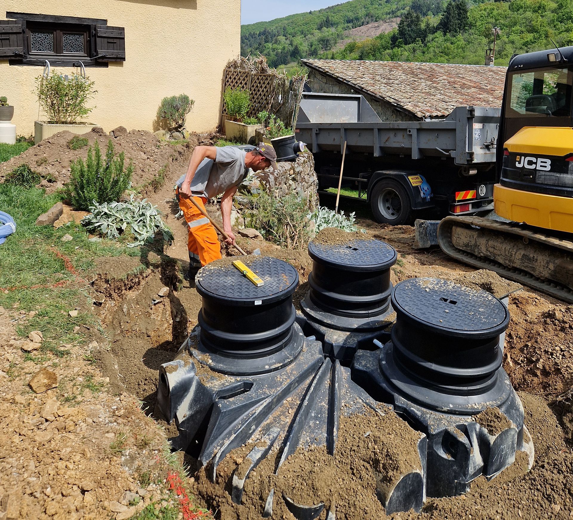 Technicien installant une microstation