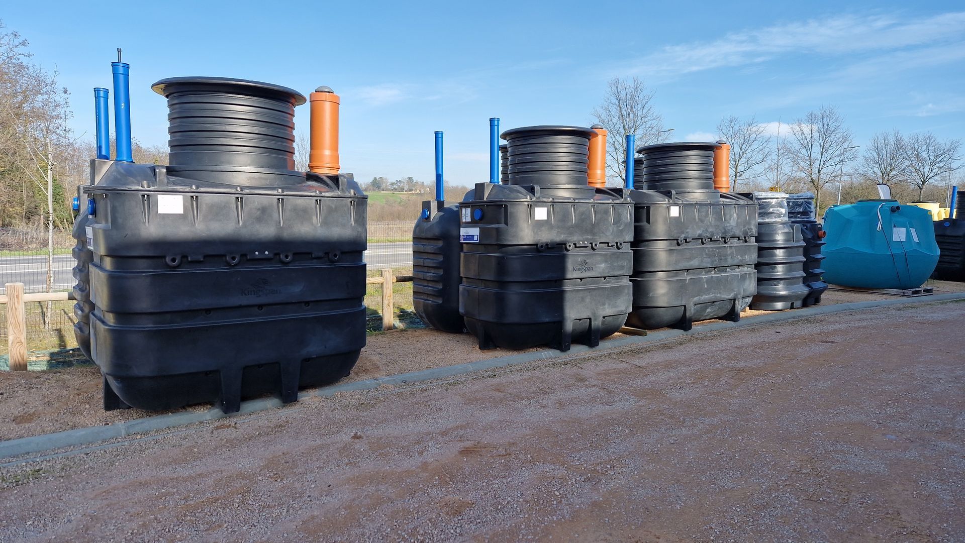 Trois cuves sur un parhing