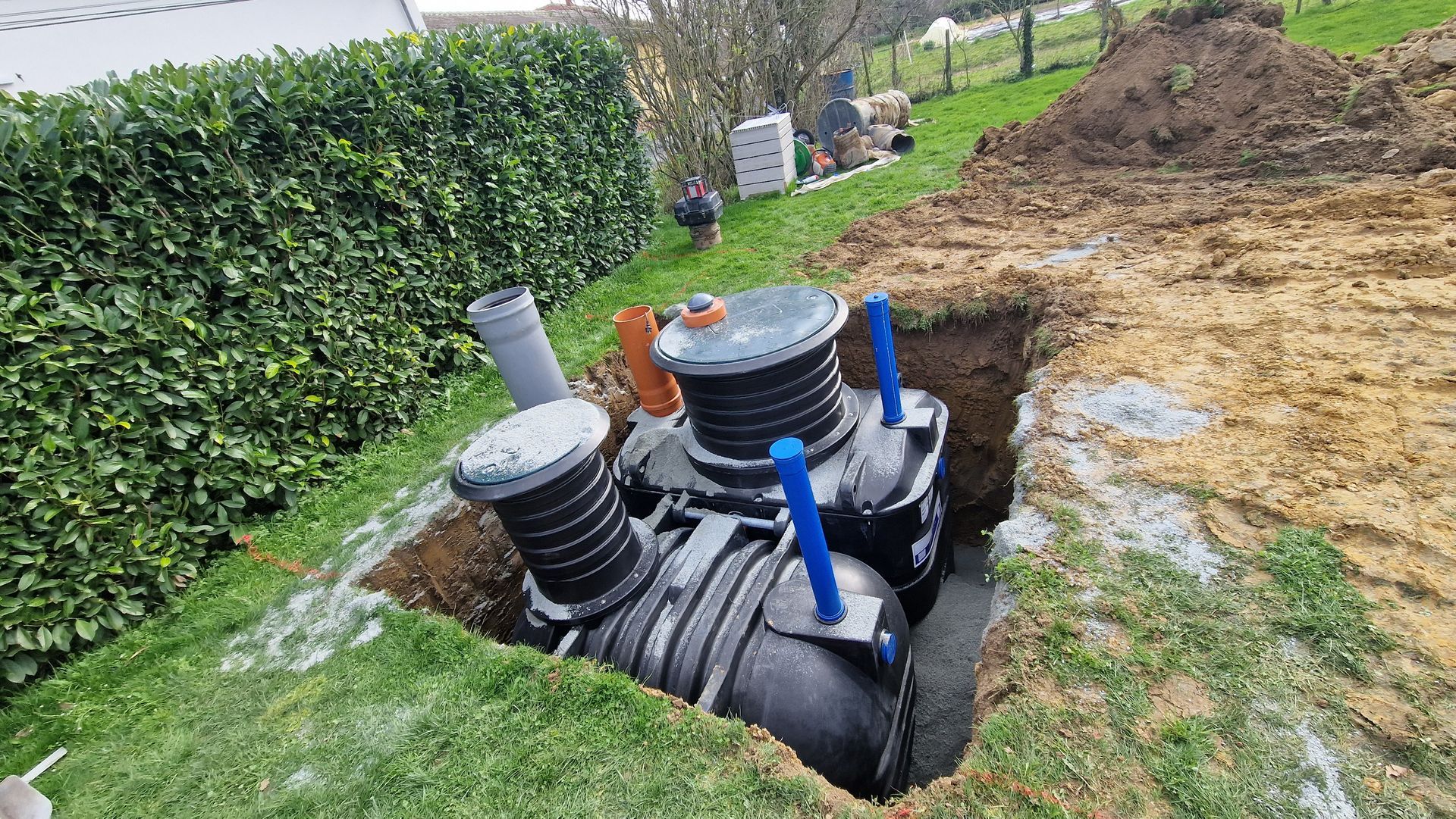 Une cuve à moitié enterrée